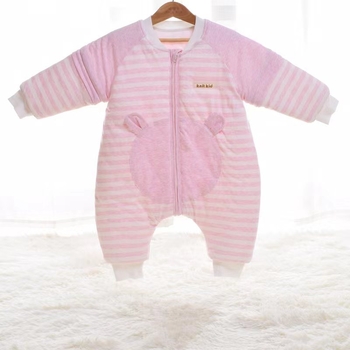 Gyerekeknek szóló alvózsák osztott lábakkal, vastag téli töltettel, selyemrost töltelékkel, külső és bélés 95% feletti pamutból, levehető ujjaival.