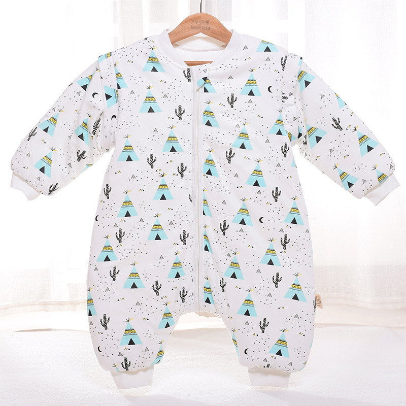 Gyerekeknek szóló alvózsák osztott lábakkal, vastag téli töltettel, selyemrost töltelékkel, külső és bélés 95% feletti pamutból, levehető ujjaival.