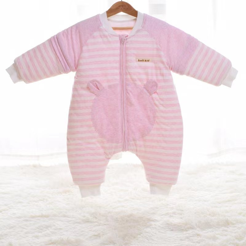 Gyerekeknek szóló alvózsák osztott lábakkal, vastag téli töltettel, selyemrost töltelékkel, külső és bélés 95% feletti pamutból, levehető ujjaival.