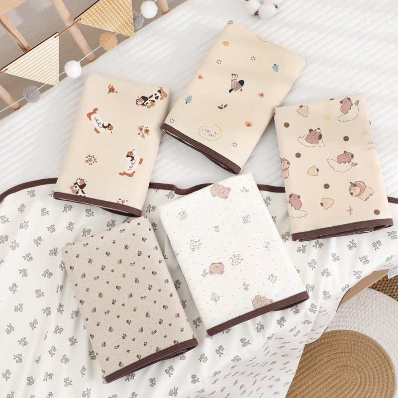Újszülött ölelős takaró — pamut-vatta anyag, állat- és mesefigurás minta, négy évszakos használat, 1–3 éveseknek (80–100 cm)