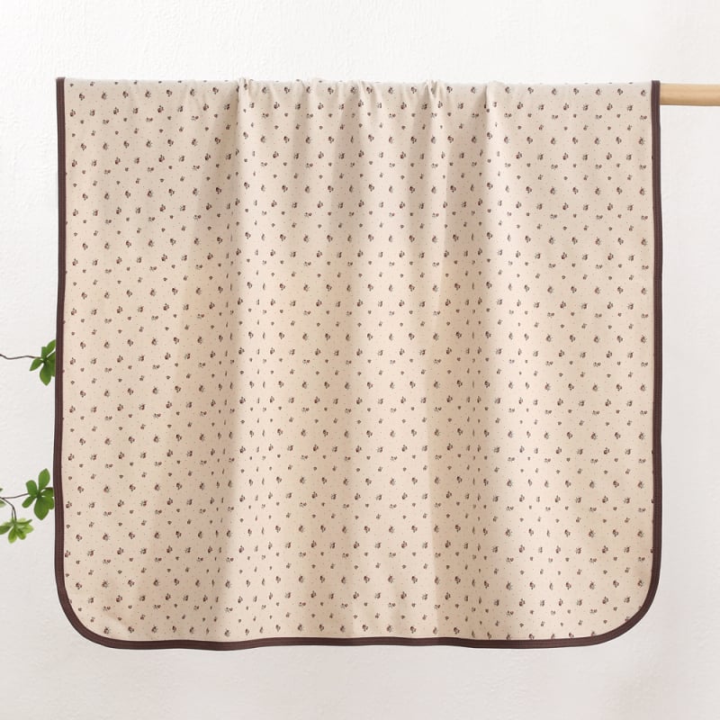 Újszülött ölelős takaró — pamut-vatta anyag, állat- és mesefigurás minta, négy évszakos használat, 1–3 éveseknek (80–100 cm)