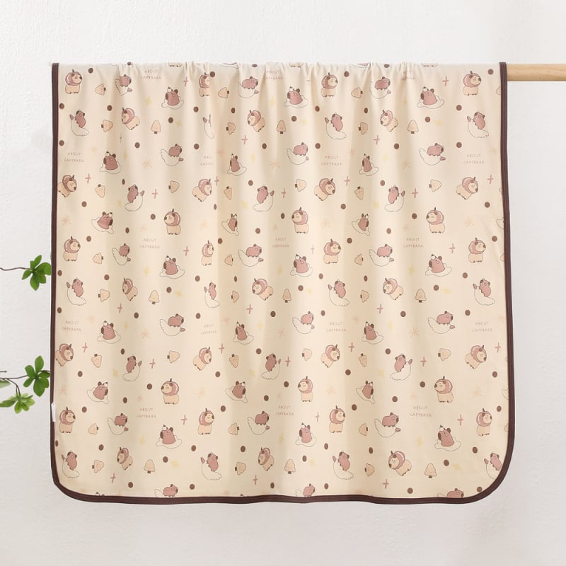 Újszülött ölelős takaró — pamut-vatta anyag, állat- és mesefigurás minta, négy évszakos használat, 1–3 éveseknek (80–100 cm)