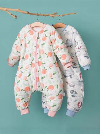 Gyermekek alvózsákja — vastag, quilted kivitel lábakkal elkülönített dizájnnal; anyag: 95% feletti tiszta pamut; bélés: 95% feletti pamut; töltet: poliészter pamut; mintázat: állat.