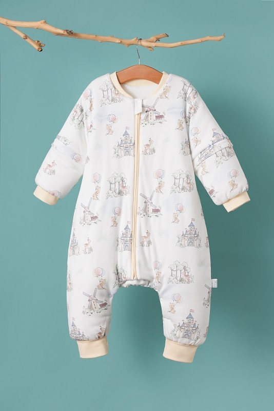 Gyermekek alvózsákja — vastag, quilted kivitel lábakkal elkülönített dizájnnal; anyag: 95% feletti tiszta pamut; bélés: 95% feletti pamut; töltet: poliészter pamut; mintázat: állat.