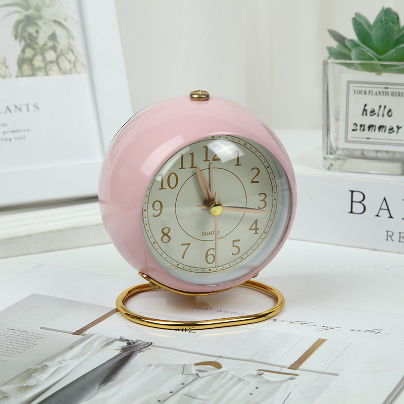 Десктоп часовник с LED дисплей, светещ, батерийно захранване, метален корпус, циферблат от органично стъкло