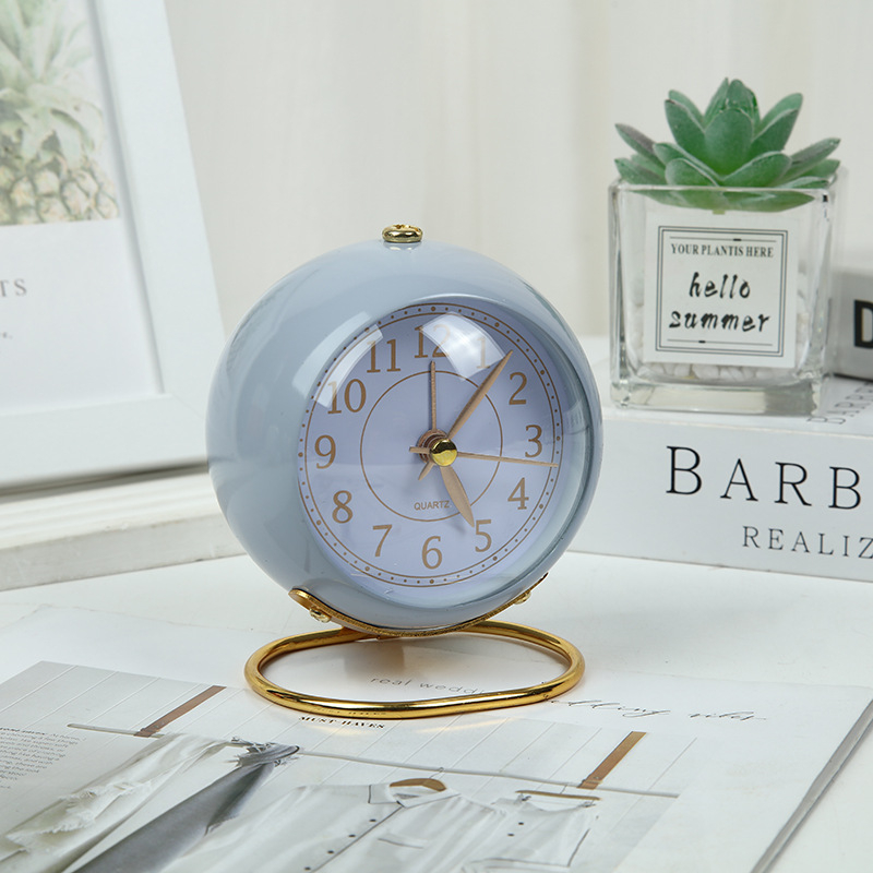 Десктоп часовник с LED дисплей, светещ, батерийно захранване, метален корпус, циферблат от органично стъкло