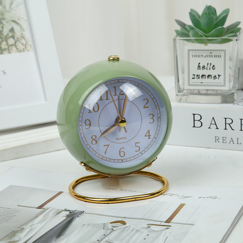 Десктоп часовник с LED дисплей, светещ, батерийно захранване, метален корпус, циферблат от органично стъкло