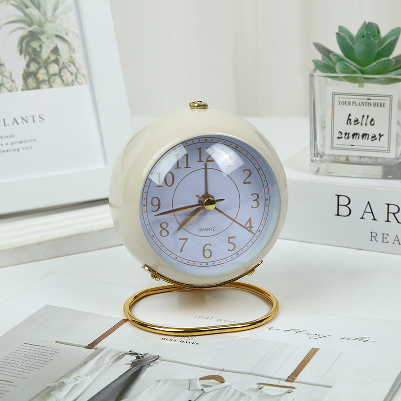 Десктоп часовник с LED дисплей, светещ, батерийно захранване, метален корпус, циферблат от органично стъкло