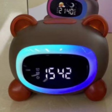 Alarmni sat s karikaturom dizajnom i LED brojčanim zaslonom, baterijsko napajanje, 24-satno vrijeme, dvostruke budilice za radne dane i vikend, ugrađena 1200mAh baterija
