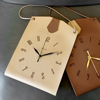 Bőr táskává formázott falióra — egyoldalas, sweep-mozgású, akkumulátoros működés, számozott számlap