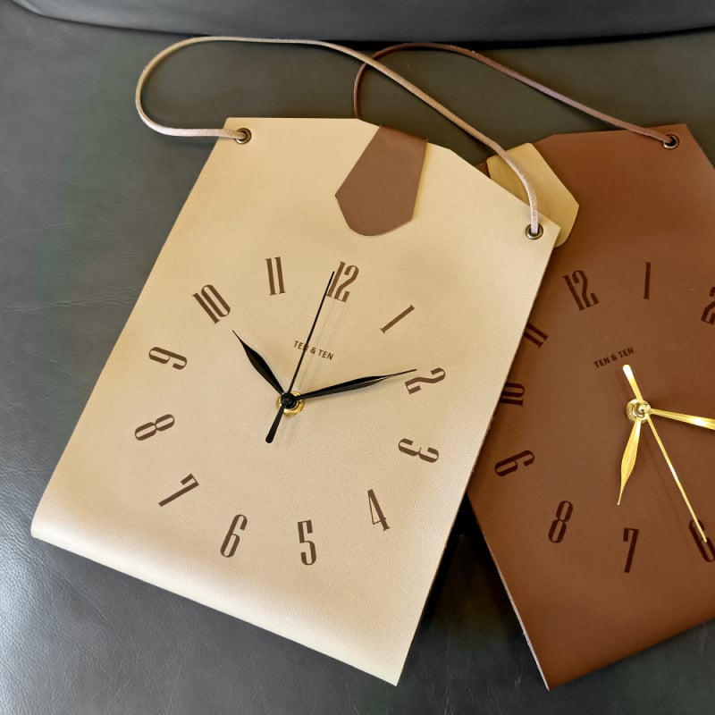 Bőr táskává formázott falióra — egyoldalas, sweep-mozgású, akkumulátoros működés, számozott számlap