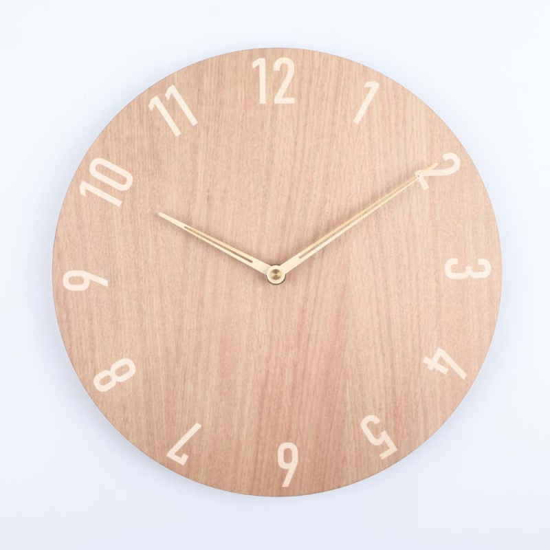 Masszív falióra fából, kör alakú Nordic stílusban, csendes járású, elemes meghajtású, modell C.j