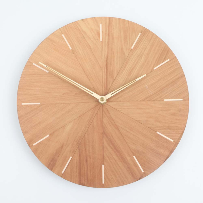 Masszív falióra fából, kör alakú Nordic stílusban, csendes járású, elemes meghajtású, modell C.j