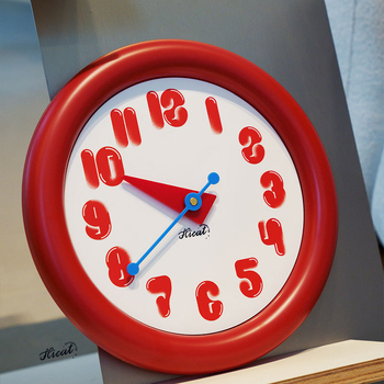 Zidni sat, okruglo plastično kućište, kvarcni mehanizam, napajanje baterijom, analogni prikaz s brojevima