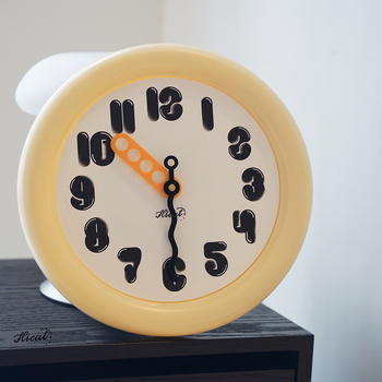 Zidni sat, okruglo plastično kućište, kvarcni mehanizam, napajanje baterijom, analogni prikaz s brojevima