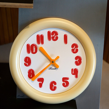 Zidni sat, okruglo plastično kućište, kvarcni mehanizam, napajanje baterijom, analogni prikaz s brojevima