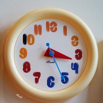 Zidni sat, okruglo plastično kućište, kvarcni mehanizam, napajanje baterijom, analogni prikaz s brojevima