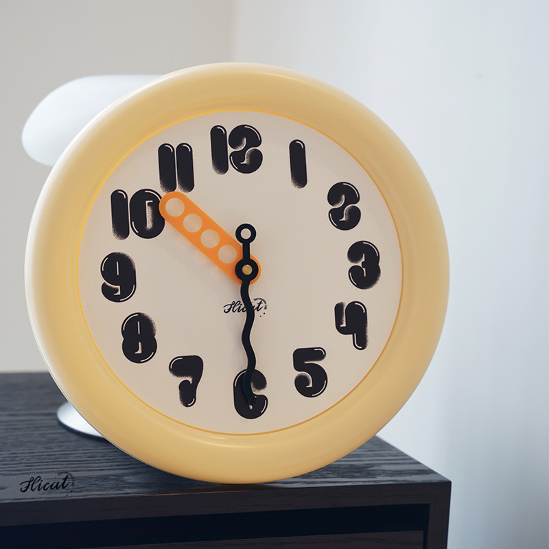 Zidni sat, okruglo plastično kućište, kvarcni mehanizam, napajanje baterijom, analogni prikaz s brojevima