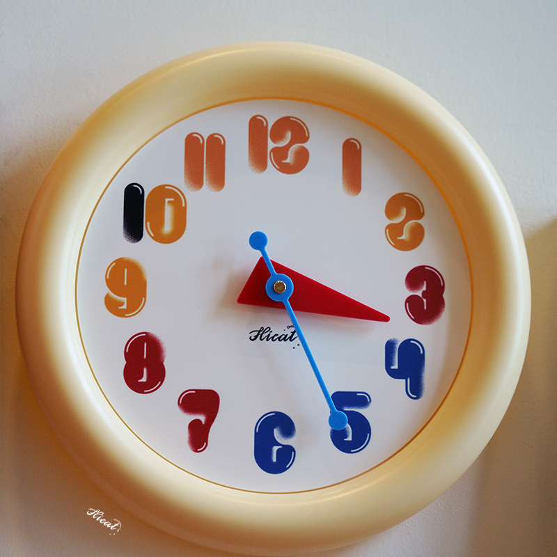 Zidni sat, okruglo plastično kućište, kvarcni mehanizam, napajanje baterijom, analogni prikaz s brojevima