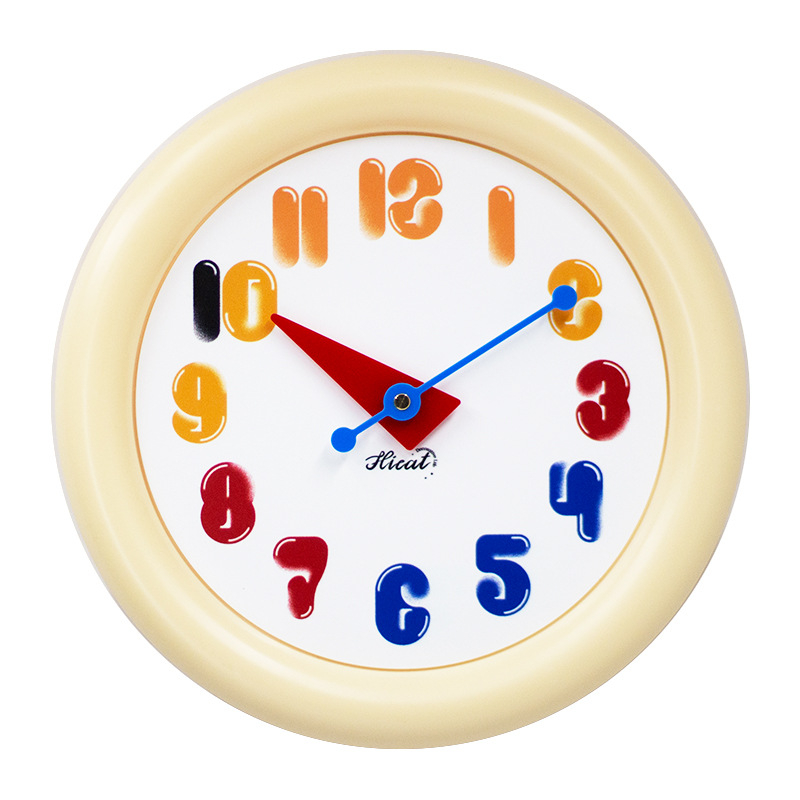 Zidni sat, okruglo plastično kućište, kvarcni mehanizam, napajanje baterijom, analogni prikaz s brojevima