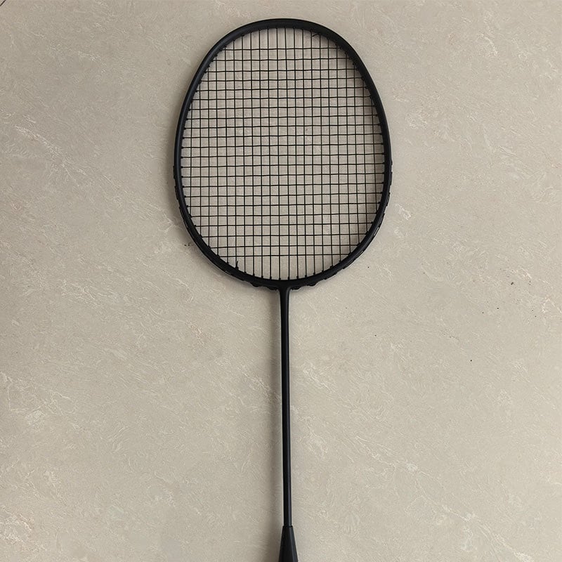Raketa za badminton s potpuno karbonskim okvirom, težina 75–79 g, direktni udar, drška G-5