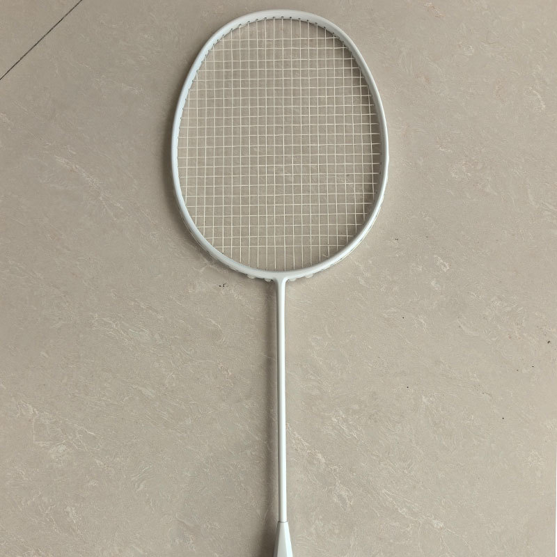 Raketa za badminton s potpuno karbonskim okvirom, težina 75–79 g, direktni udar, drška G-5