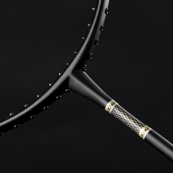 Dalton badmintonütő — karbon rost keret, nanofibra damil, 675 mm ±2 hossz, 80–84 g, egyenes nyél