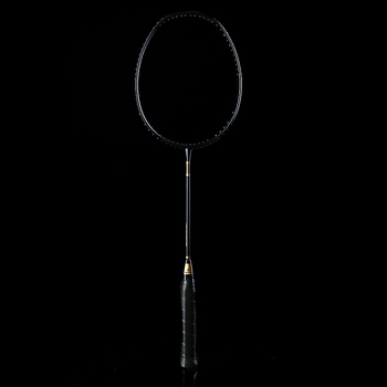 Dalton badmintonütő — karbon rost keret, nanofibra damil, 675 mm ±2 hossz, 80–84 g, egyenes nyél