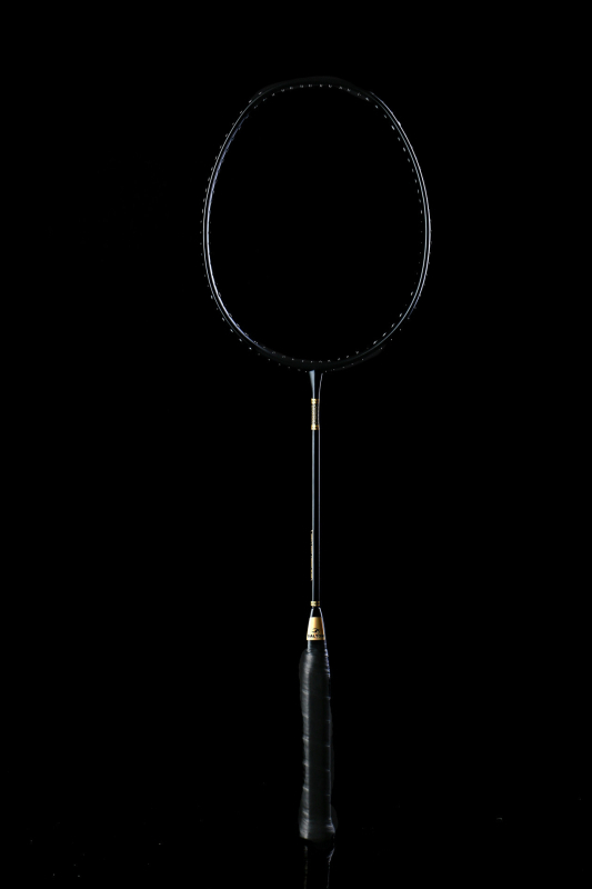 Dalton badmintonütő — karbon rost keret, nanofibra damil, 675 mm ±2 hossz, 80–84 g, egyenes nyél