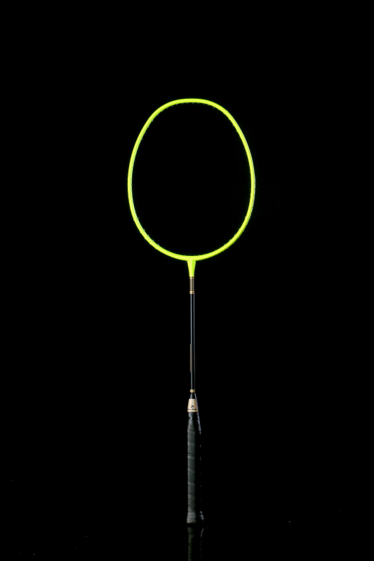 Dalton badmintonütő — karbon rost keret, nanofibra damil, 675 mm ±2 hossz, 80–84 g, egyenes nyél