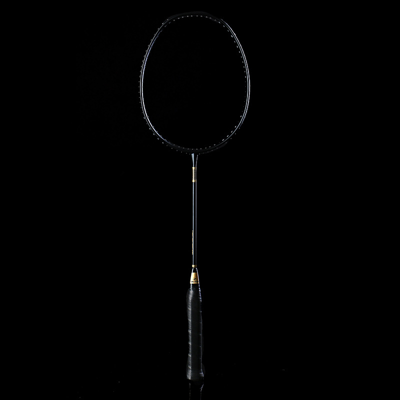 Dalton badmintonütő — karbon rost keret, nanofibra damil, 675 mm ±2 hossz, 80–84 g, egyenes nyél