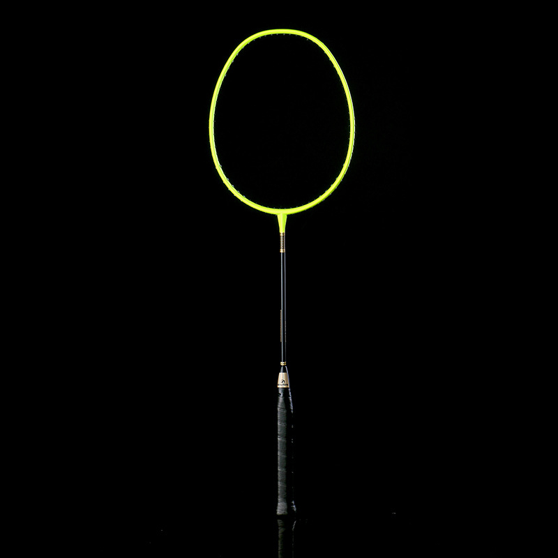 Dalton badmintonütő — karbon rost keret, nanofibra damil, 675 mm ±2 hossz, 80–84 g, egyenes nyél