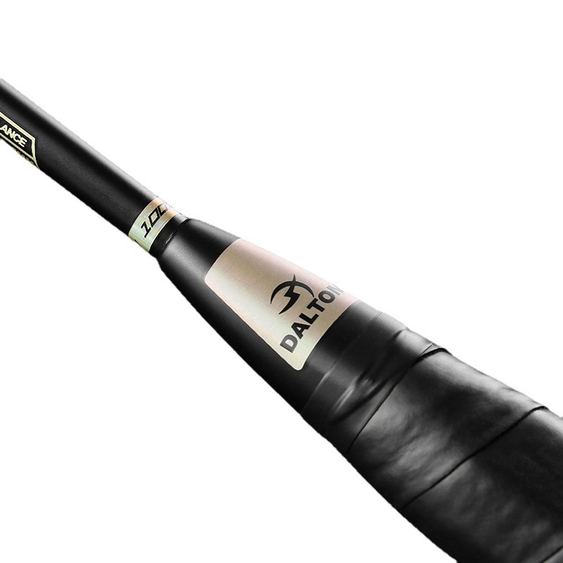 Dalton badmintonütő — karbon rost keret, nanofibra damil, 675 mm ±2 hossz, 80–84 g, egyenes nyél