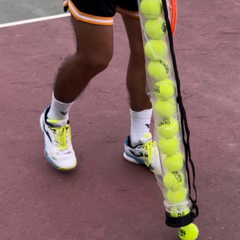 Nešiojama sulankstoma teniso kamuolių servavimo mašina treniruotėms su savitarnos funkcija