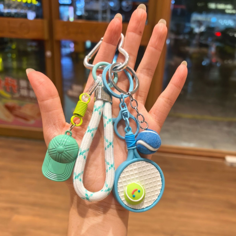 Privezak za ključeve – tenis serija, PVC, ljepilo, motiv: reketa za tenis, teniska lopta, kapa; stil: sportski, ukras za torbu; izlazak: jesen 2025