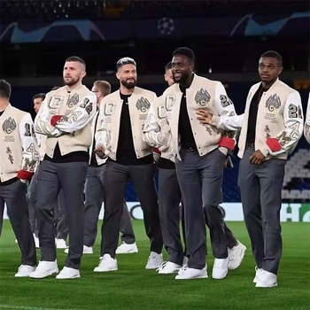 Baseball striukė su stovinčia apykakle, vienos eilės užsegimas, storesnis poliesterio audinys su pamušalu, siuvinėtas emblema