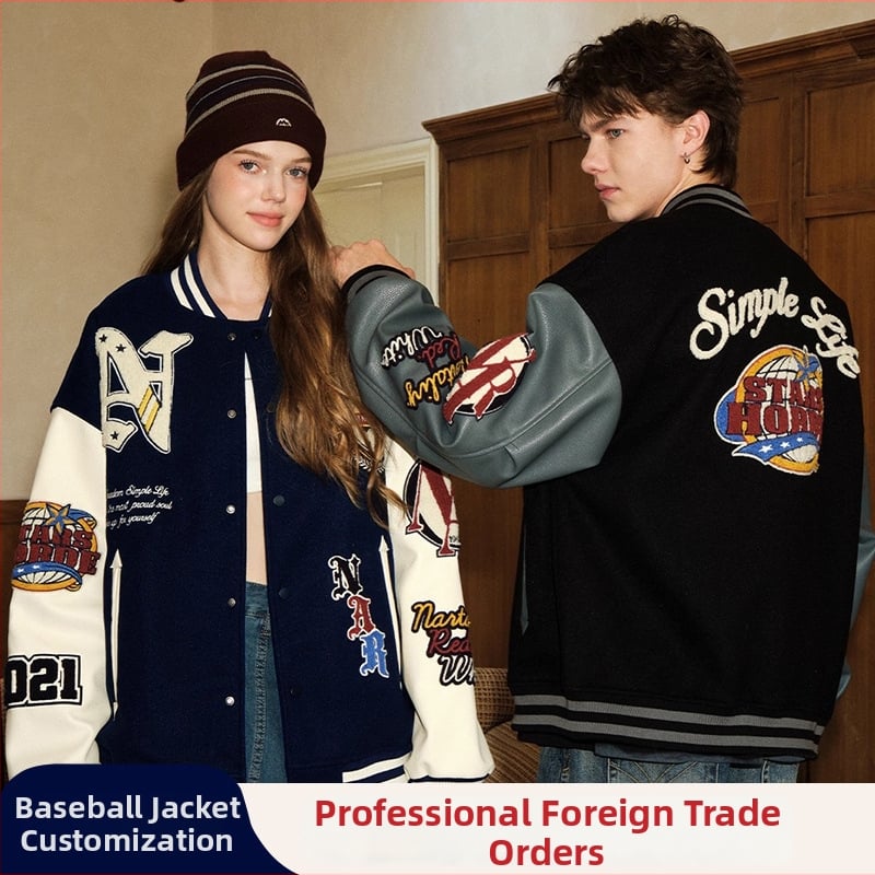 Baseball striukė su stovinčia apykakle, vienos eilės užsegimas, storesnis poliesterio audinys su pamušalu, siuvinėtas emblema