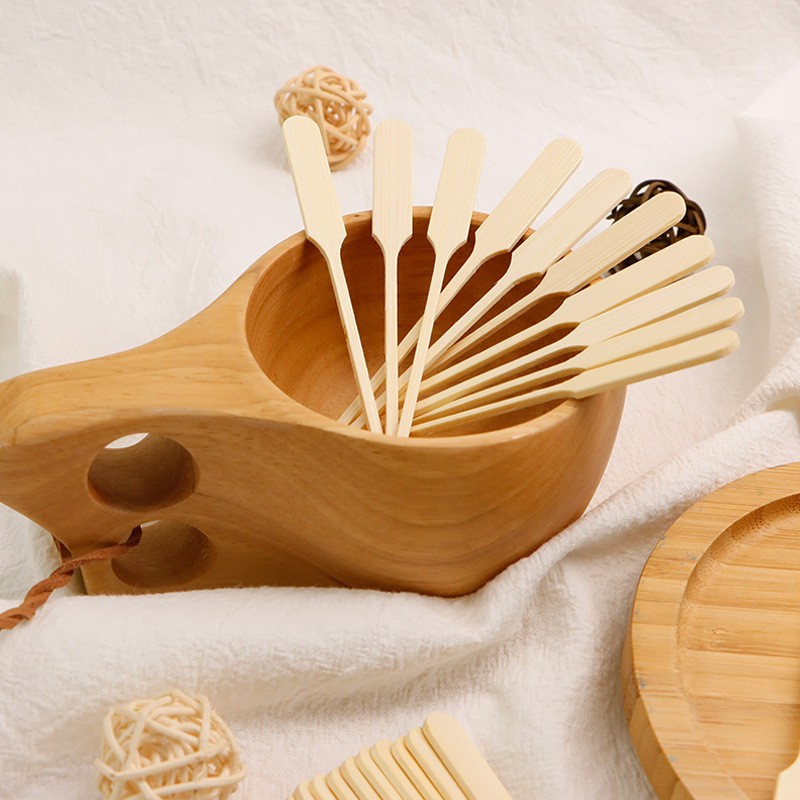 Egyszer használatos bambusz gyümölcsnyárs logóval nyomtatva, modern minimál stílus, minőségi termék