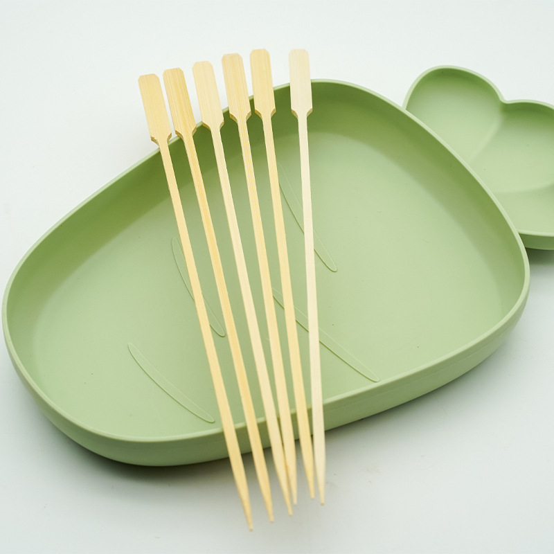 Egyszer használatos bambusz gyümölcsnyárs logóval nyomtatva, modern minimál stílus, minőségi termék