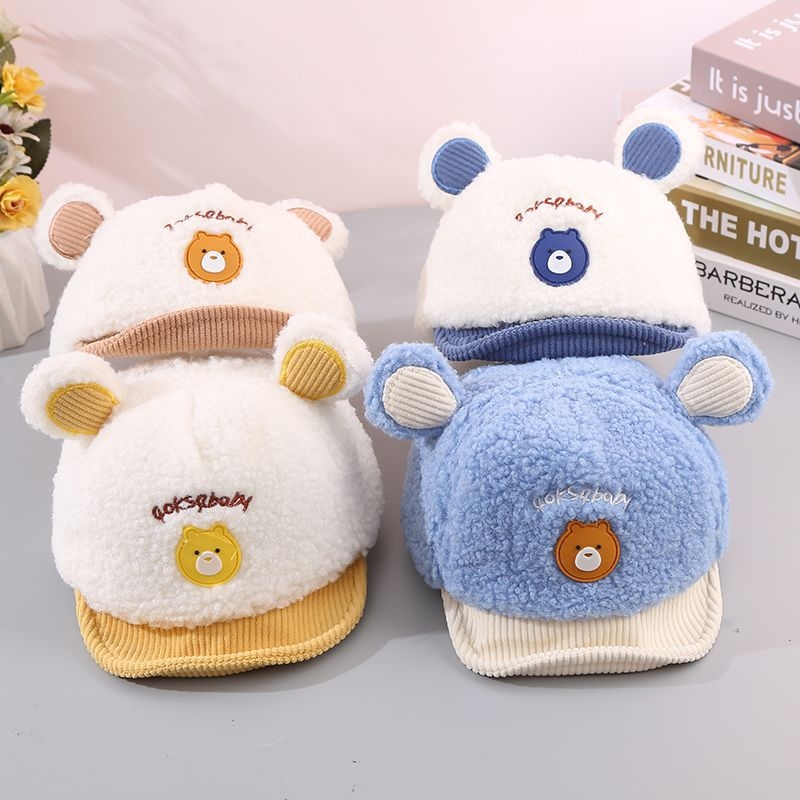 Zīdaiņu cepure no ait vilnas ar kupola formu un īsu malējumu; ausu aizsardzība; elpojoša, silta, pret vēju; 6–12 mēnešus un 1–2 gadus