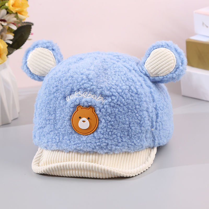 Zīdaiņu cepure no ait vilnas ar kupola formu un īsu malējumu; ausu aizsardzība; elpojoša, silta, pret vēju; 6–12 mēnešus un 1–2 gadus