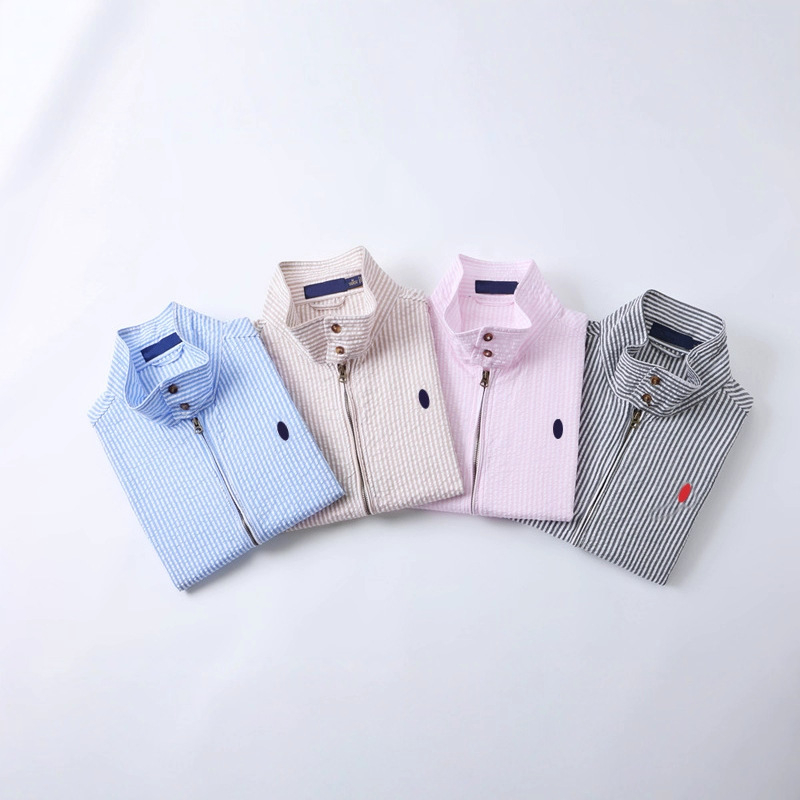 Ikdienas jaka ar priekšējo rāvējslēdzēju, lapeles apkakle, šaurs siluets, 90–95% kokvilna, izšūti motīvi