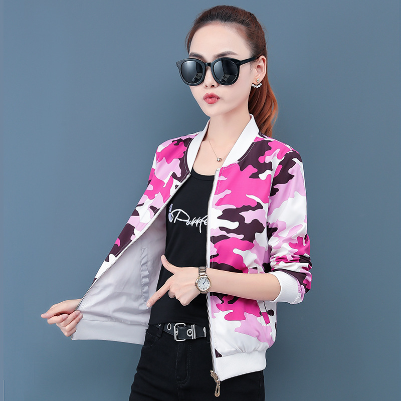 Sieviešu reversā baseball jaka ar garām piedurknēm, stāvošā apkakle, kamuflāžas raksts, poliesteru audums, šaura piegriezums