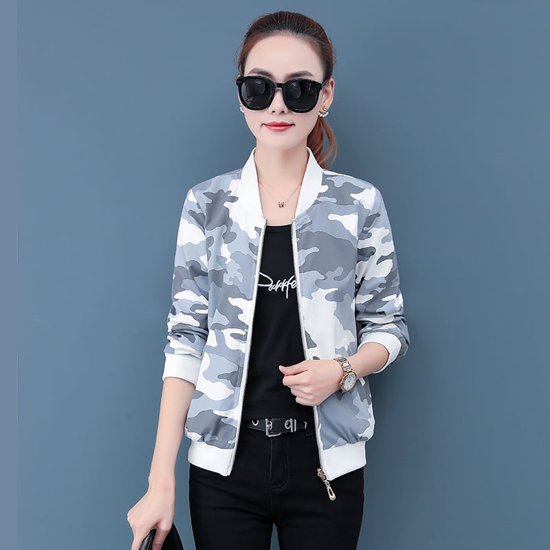 Sieviešu reversā baseball jaka ar garām piedurknēm, stāvošā apkakle, kamuflāžas raksts, poliesteru audums, šaura piegriezums