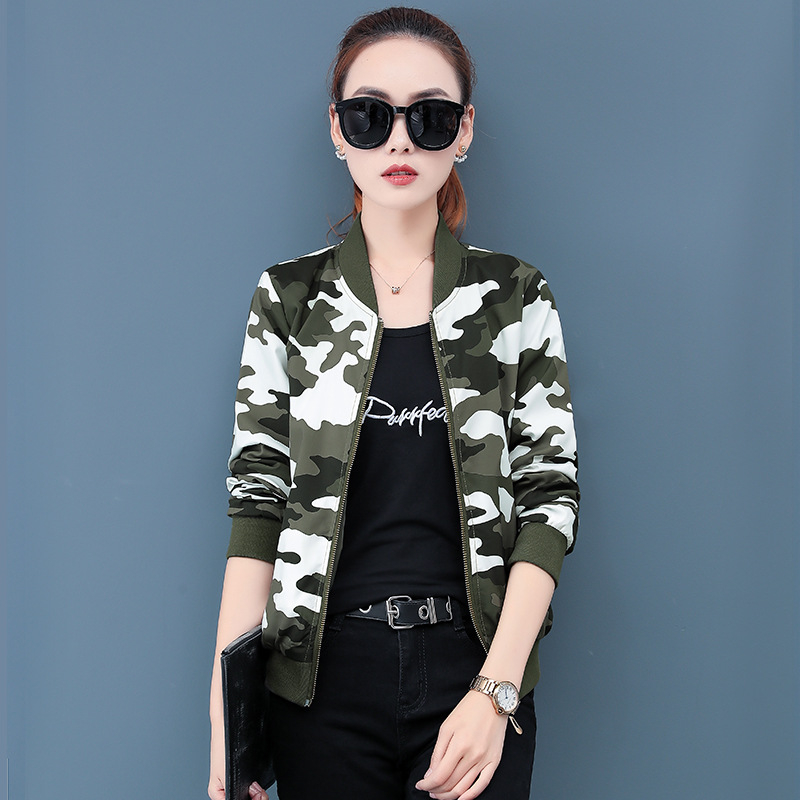 Sieviešu reversā baseball jaka ar garām piedurknēm, stāvošā apkakle, kamuflāžas raksts, poliesteru audums, šaura piegriezums