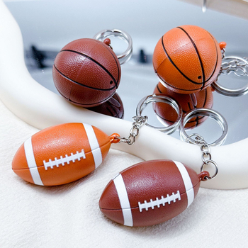 Plastični privjesak za ključeve s dizajnom košarke i mini ragbi dekorativnim privjeskom; poklon za vjenčanja, rođendane i završetak škole; pogodan kao poslovni ili promocijski dar.