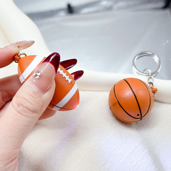 Plastični privjesak za ključeve s dizajnom košarke i mini ragbi dekorativnim privjeskom; poklon za vjenčanja, rođendane i završetak škole; pogodan kao poslovni ili promocijski dar.