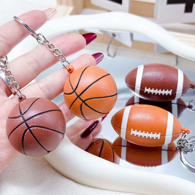 Plastični privjesak za ključeve s dizajnom košarke i mini ragbi dekorativnim privjeskom; poklon za vjenčanja, rođendane i završetak škole; pogodan kao poslovni ili promocijski dar.