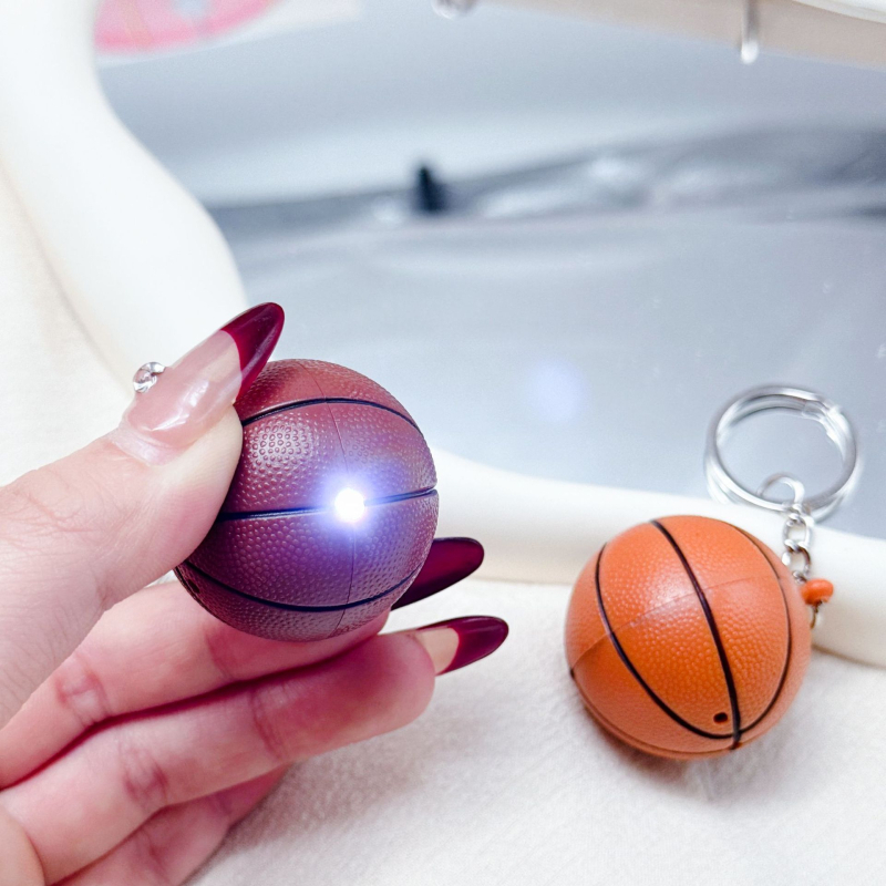 Plastični privjesak za ključeve s dizajnom košarke i mini ragbi dekorativnim privjeskom; poklon za vjenčanja, rođendane i završetak škole; pogodan kao poslovni ili promocijski dar.