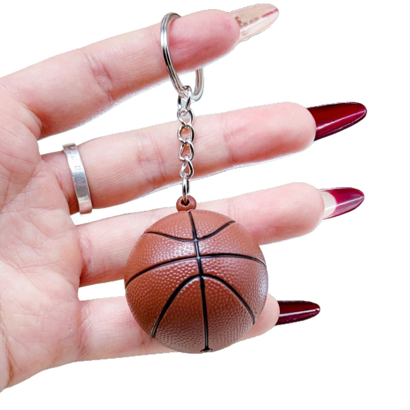 Plastični privjesak za ključeve s dizajnom košarke i mini ragbi dekorativnim privjeskom; poklon za vjenčanja, rođendane i završetak škole; pogodan kao poslovni ili promocijski dar.